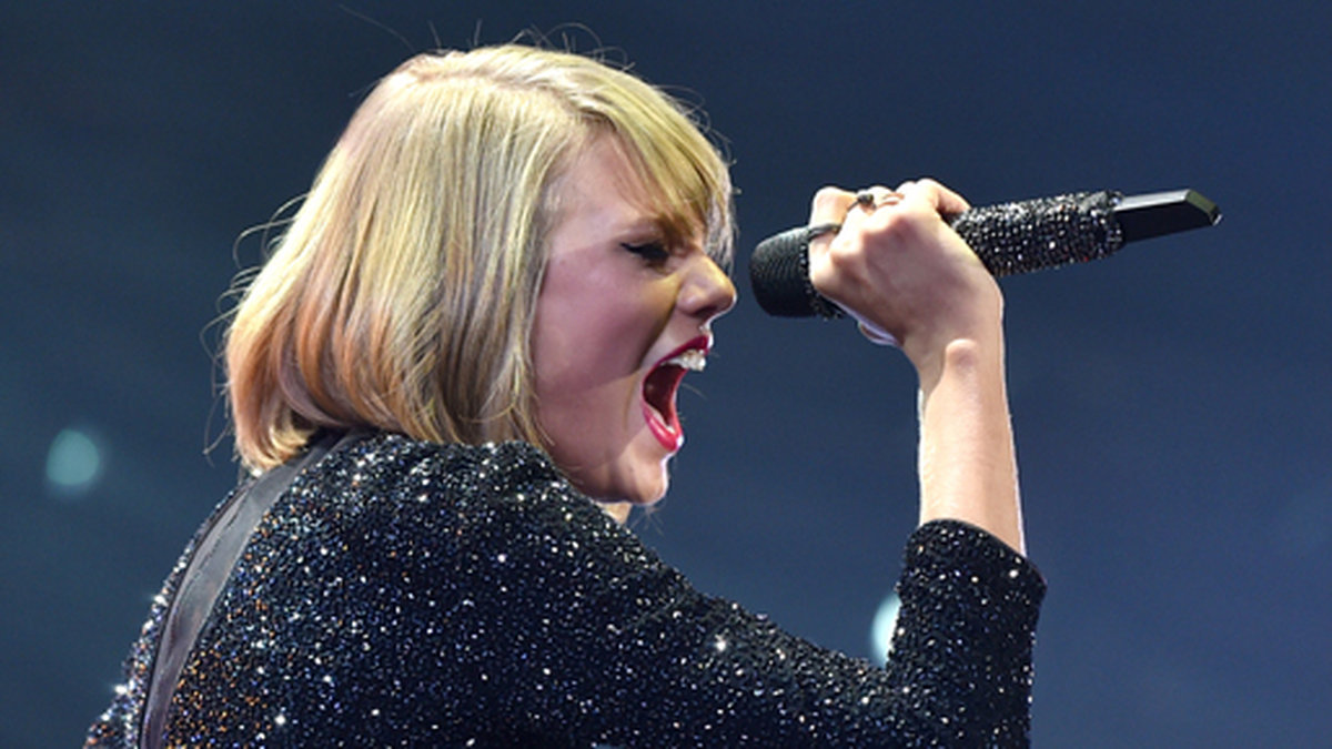 Taylor Swift framförde låten "Ronan" för Ronans mamma Maya Thomspon. 