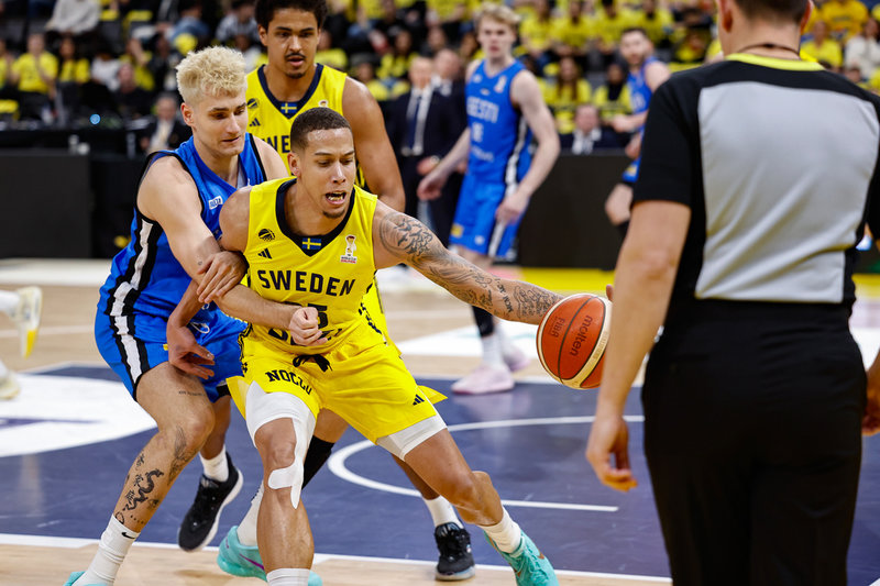 Pierre Hampton i närkamp med Estlands Henri Dell.