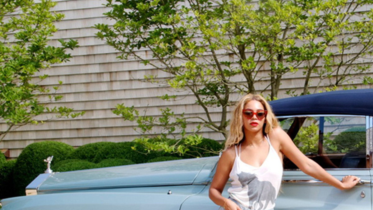 Beyoncé älskar att färdas i lyxiga bilar. Hennes favorit är en Mercedes Benz med eget badrum. Dessutom är bilen klädd i italienskt läder och utrustad med ett eget soundsystem. Prislappen för vrålåket? 6 miljoner kronor. På bilden ser vi Beyoncé med "semesternbilen", en Rolls Royce. 