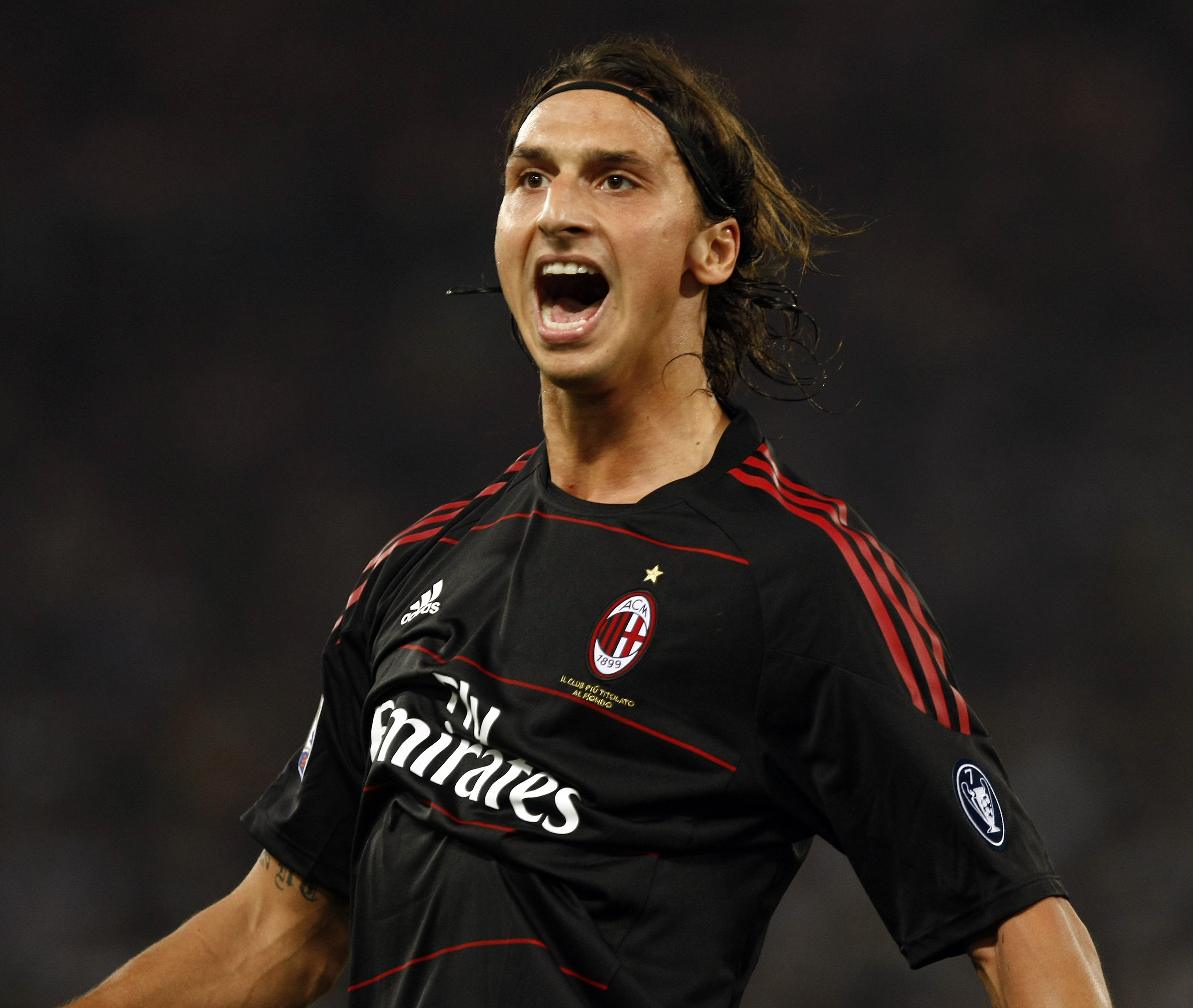 Lördagen den 28 augusti 2010 skriver Zlatan på för AC Milan. Lördagen den 28 augusti 2010 skriver Zlatan på för AC Milan.