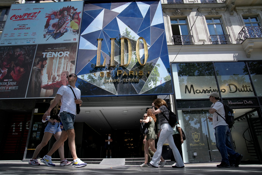 Ekonomiska problem och 'nya' tider gör att Lido på Champs-Elysees i Paris stänger. Arkivbild.