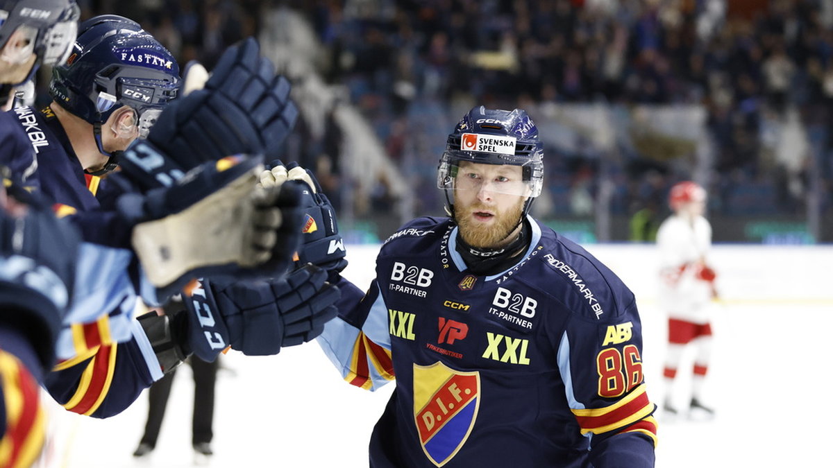Linus Klasen kvitterade till 2–2 när Djurgården slog Mora i semifinalen i det hockeyallsvenska slutspelet. Senare åkte Klasen på ett matchstraff. Arkivbild.