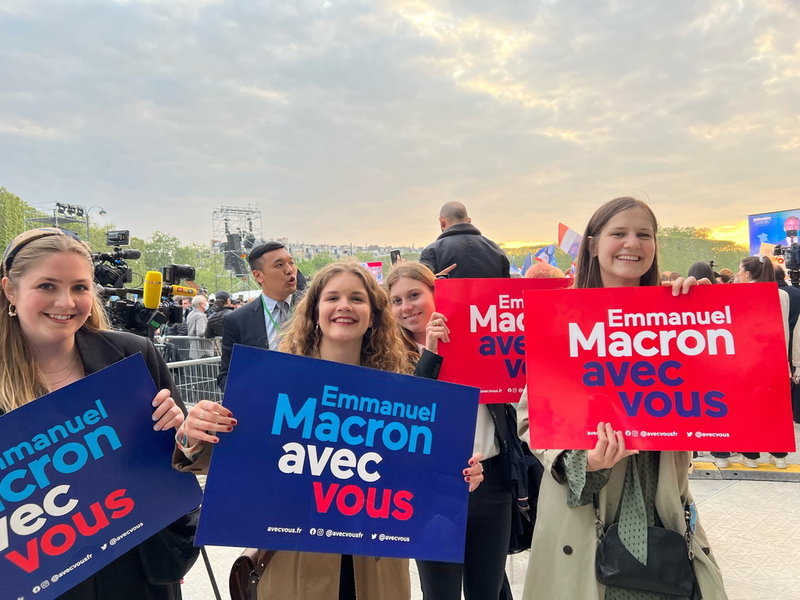 Danskt stöd till Emmanuel Macron. Julie Ruby står längst till höger i bild.
