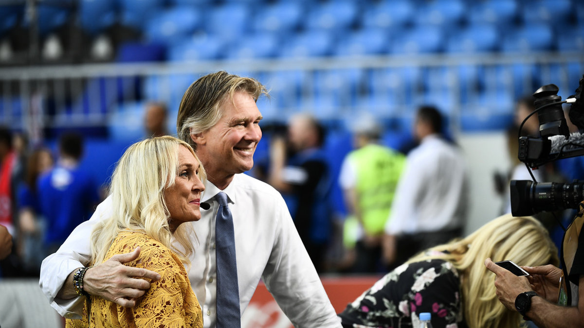 Tidigare landslagsspelarna Frida Östberg och Glenn Strömberg i samband med sändningarna av herrarnas fotbolls-VM i Ryssland 2018. I sommar återvänder Strömberg till SVT. Arkivbild.