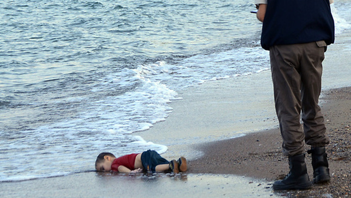 I fjol spolades treåriga Alan Kurdi död upp på land vid Medelhavet.
