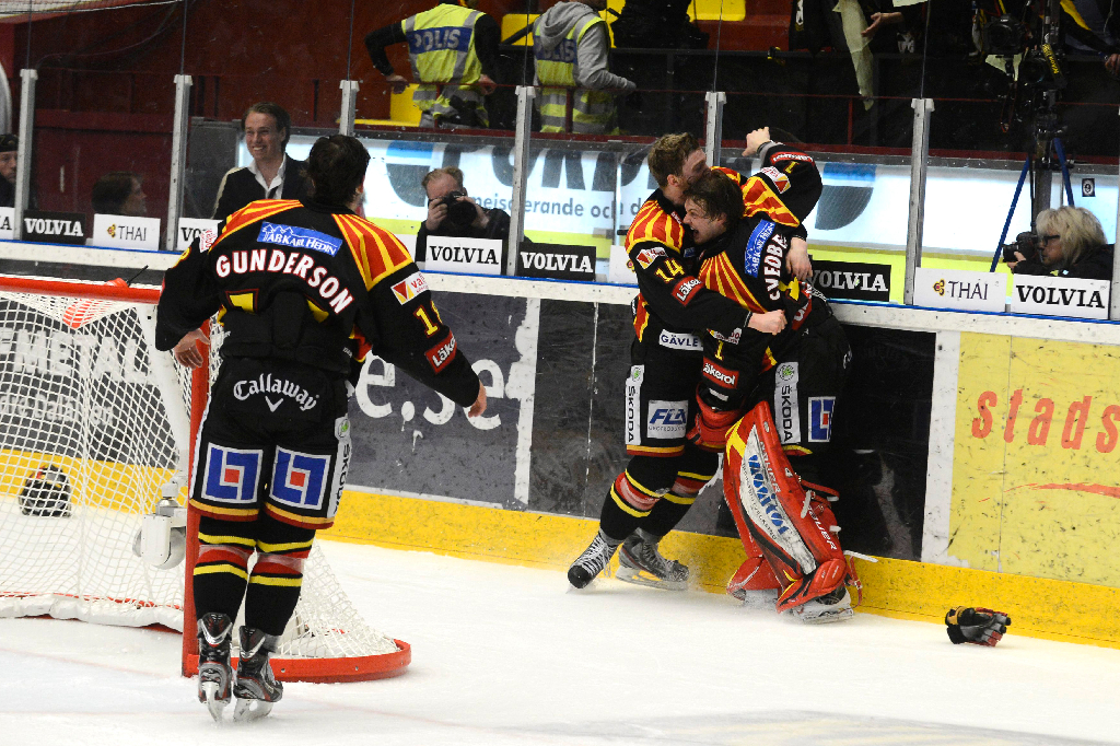 När slutsignalen ljöd var det Svedberg som blev hyllad först av sina medspelare. När slutsignalen ljöd var det Svedberg som blev hyllad först av sina medspelare.