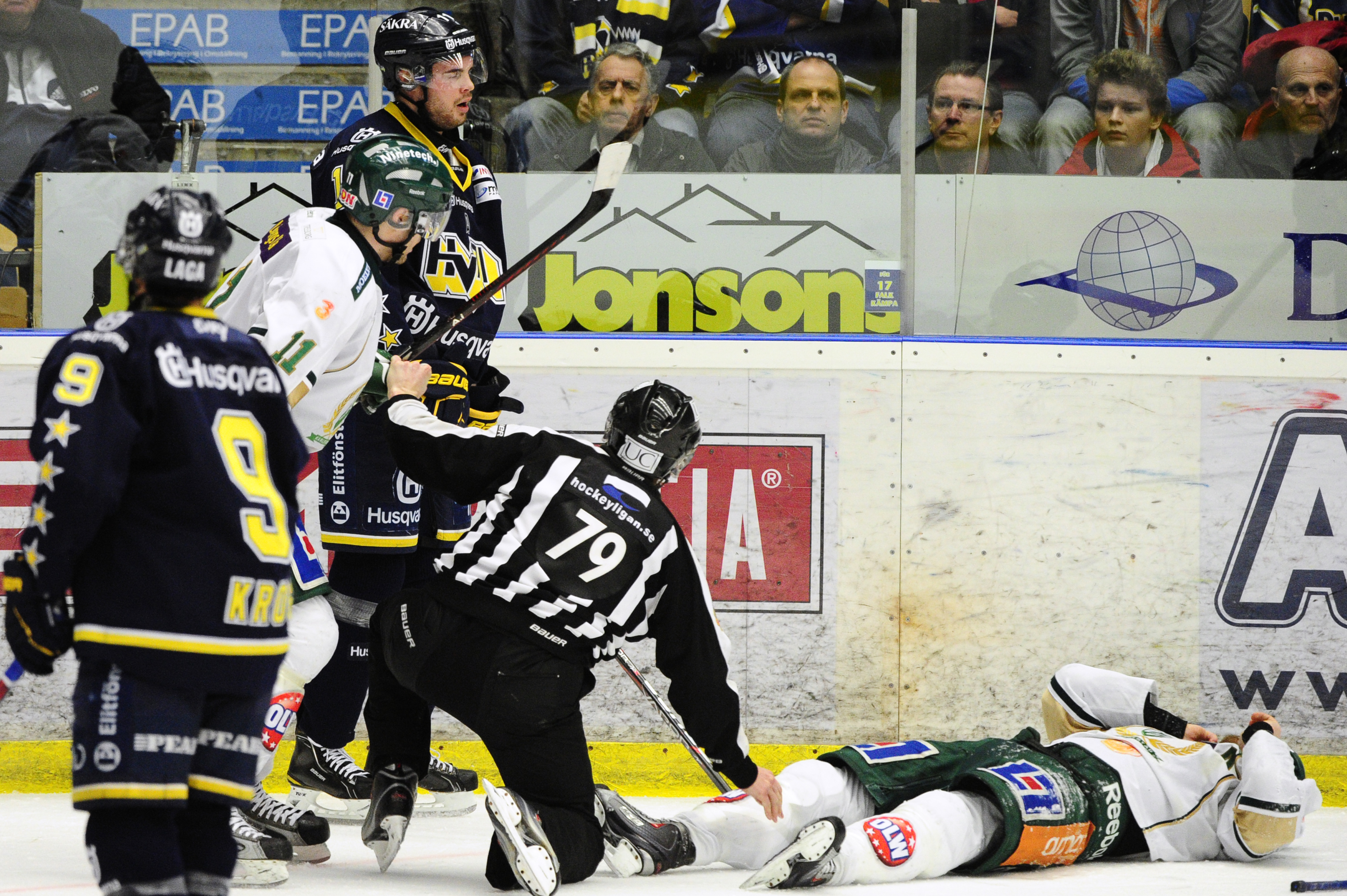 HV71:s Joensuu sänkte Sanny Lindström med klubban och avgjorde därmed matchen - för Färjestad.