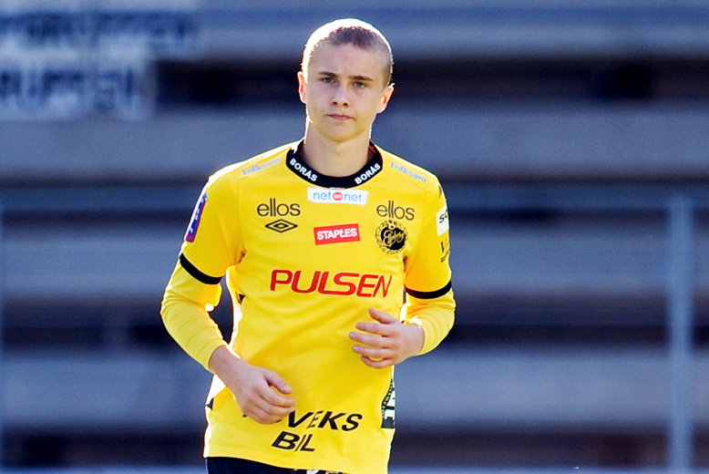 På grund av många skador på mittbackar för Elfsborg fick lillebror Holmén, Sebastian, chansen under försäsongen. Nu är han högaktuell för premiären mot Djurgården i dag.