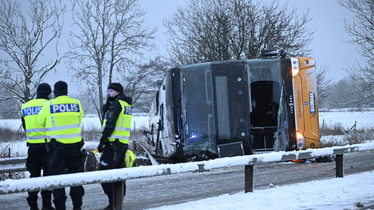 Fyra passagerare skadades allvarligt när en dubbeldäckare körde av E22 i Skåne den 3 februari. Nu åtalas busschauffören. Arkivbild.