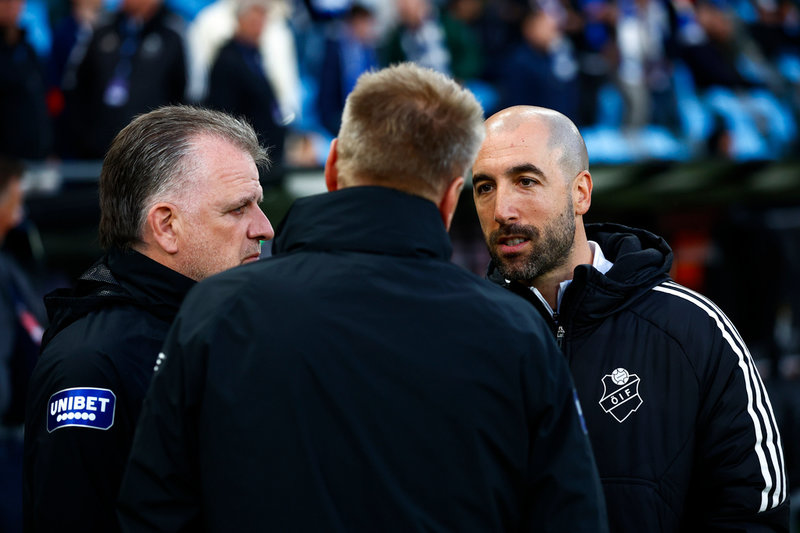 Östers huvudtränare Martin Foyston (höger) i samtal med Göteborgstränare inför återuppstarten av den avbrutna matchen.