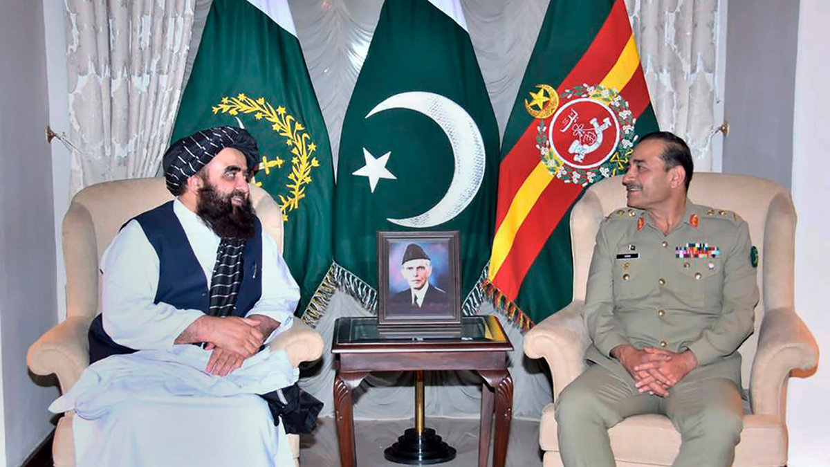 Talibanernas utrikesminister Amir Khan Muttaqi och Pakistans arméchef Asim Munir i Rawalpindi, Pakistan på söndagen.