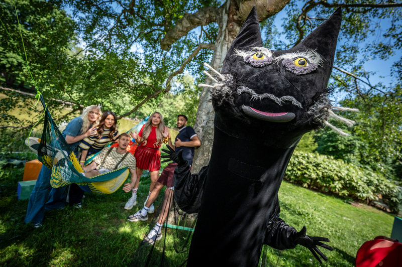 Sommarskuggan framför ”Sommarlovs” programledare i Beijers park i Malmö där programmet spelas in.