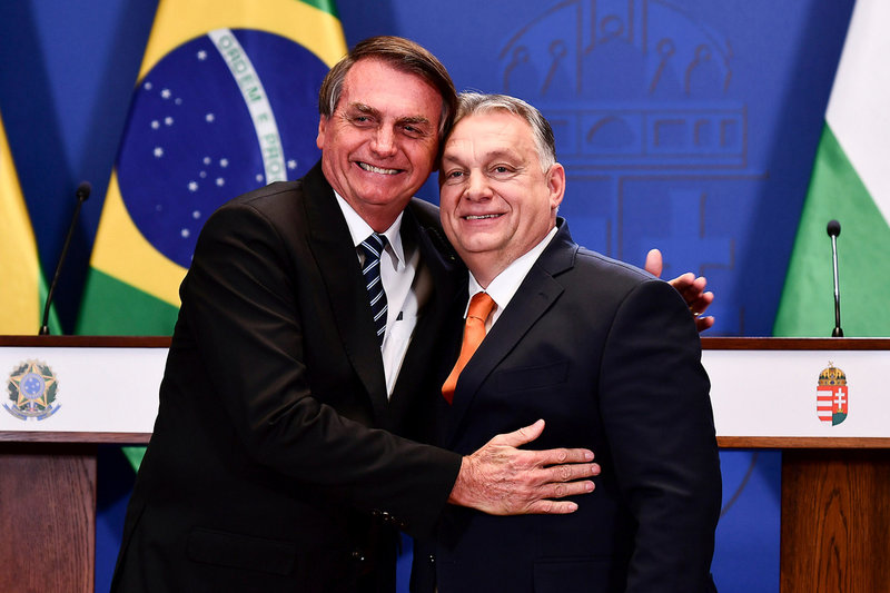 Brasiliens president Jair Bolsonaro och ungerske premiärministern Viktor Orbán kramas efter en gemensam pressträff i Budapest i februari. Dagen därpå åkte Bolsonaro för att träffa Rysslands president Vladimir Putin.