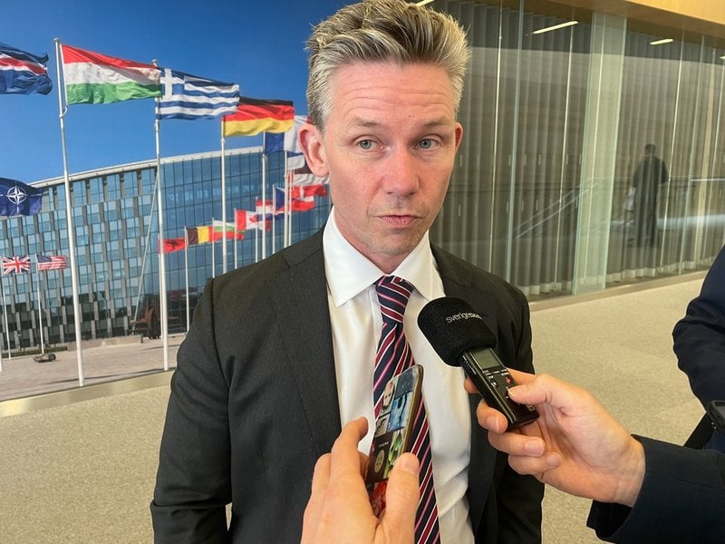 Försvarsminister Pål Jonson träffar svenska journalister i Bryssel.