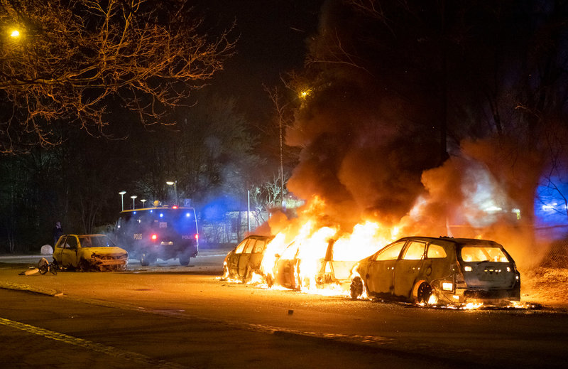 Bilar i brand på Von Rosens väg vid Rosengårdsskolan i Malmö.