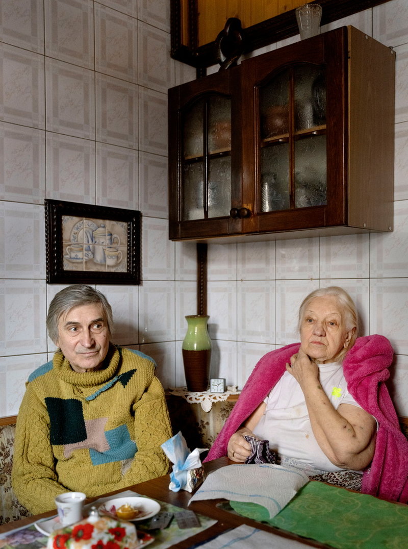 Nadija och Volodymyr Omeltjenko stannade i ukrainska Butja under fjolårets ockupation.