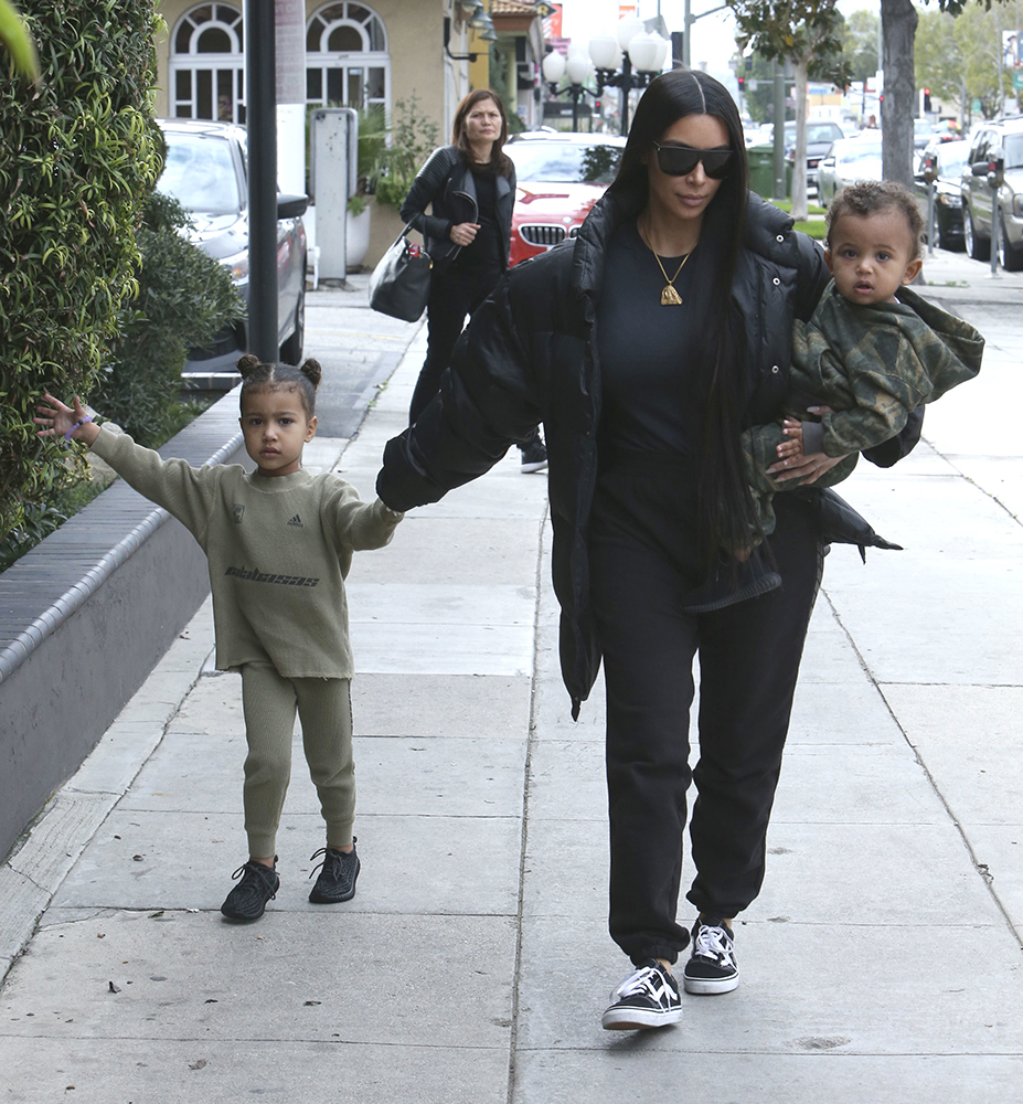 Kim Kardashian med dottern North och sonen Saint. Kim Kardashian med dottern North och sonen Saint.