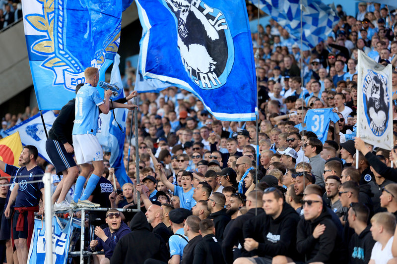 Hugo Larsson tackar fansen efter sin sista match för Malmö FF innan övergången till Eintracht Frankfurt. Arkivbild.