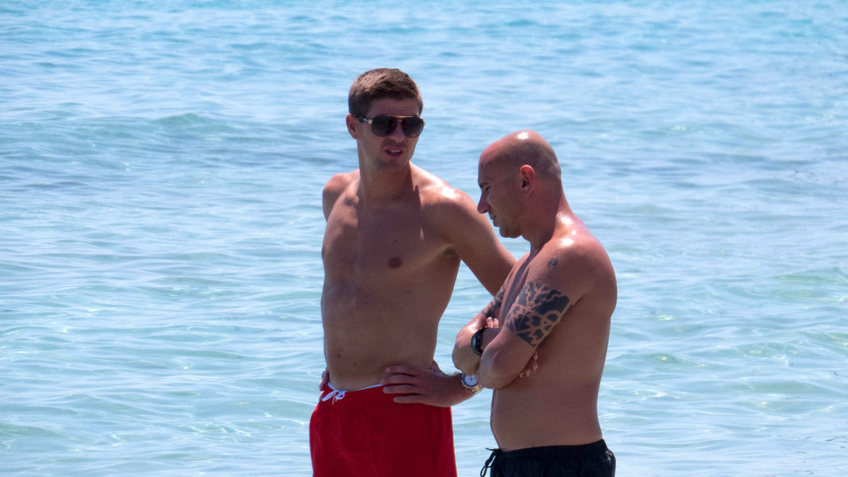 Även Liverpools stjärna Steven Gerrard är på Ibiza med vänner. 