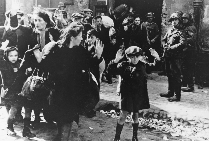 Judiska kvinnor och barn förs bort av SS i Warszawas ghetto 1943.