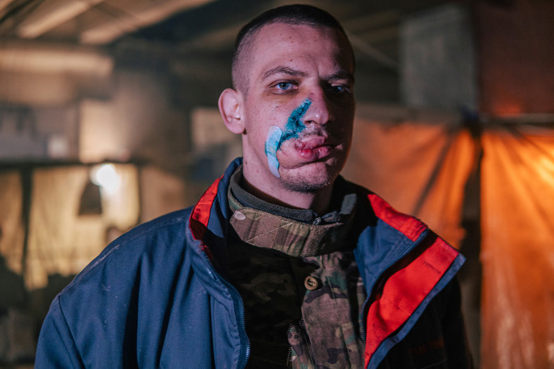 En skadad soldat porträtterad i Azovstal.
