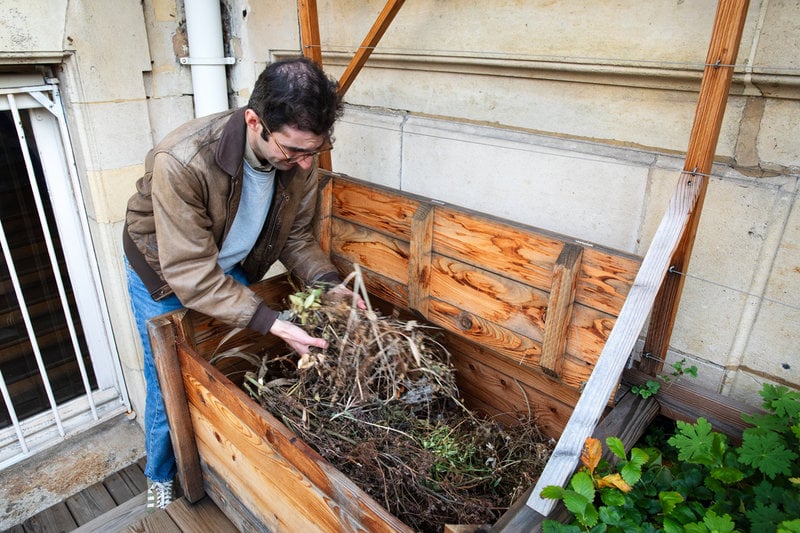 På den första takplanteringen finns en kompost. I ett forskningsprojekt undersöks hur växterna påverkar den biologiska mångfalden lokalt.