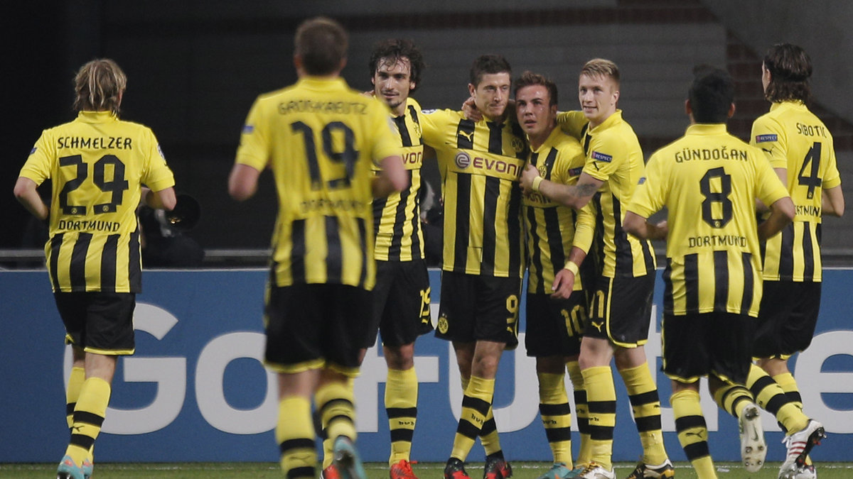 Borussia Dortmund är också klara för slutspel efter 4–1-seger mot Ajax i kväll.