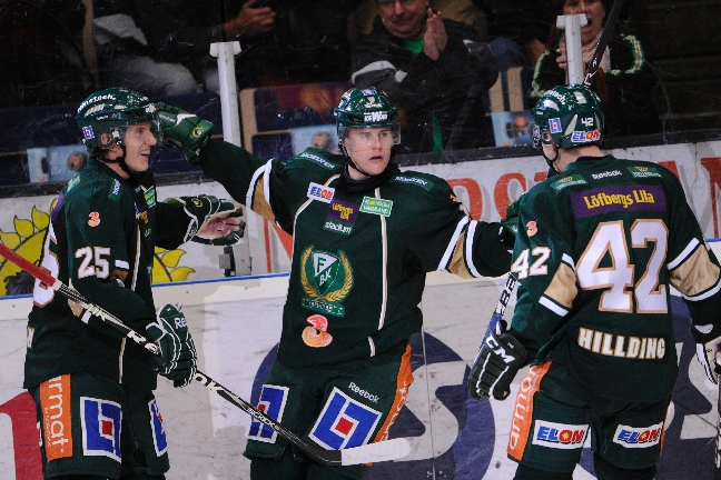 Mikael Johansson (mitten) tror på sitt lag.
