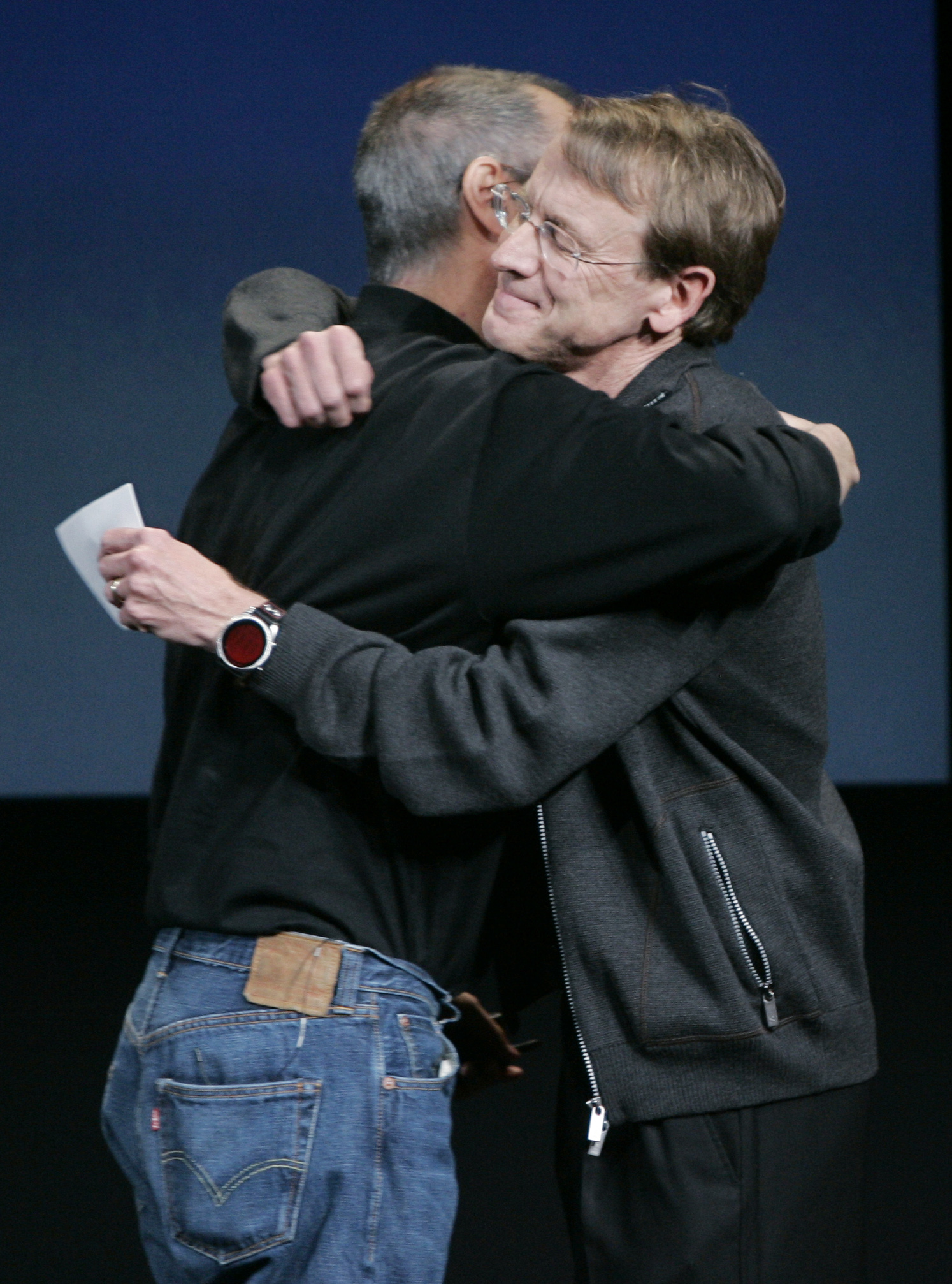 Riskkapitalisten John Doerr .- med många IT-succéer i portföljen har gått in som finansiär. Här kramar han om Apples vd Steve Jobs (t.v.).