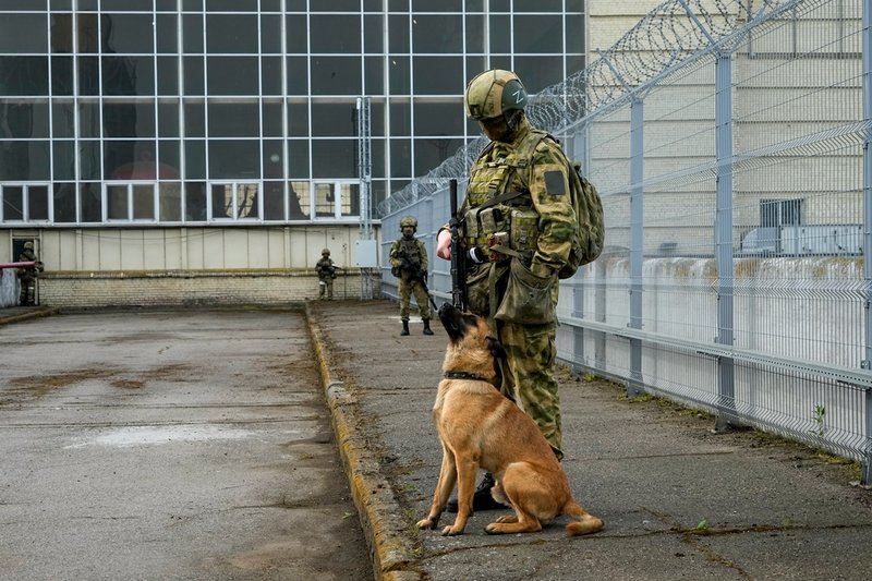 Rysk soldat vid ett energiverk i Cherson. Bilden är från i maj. Arkivbild.