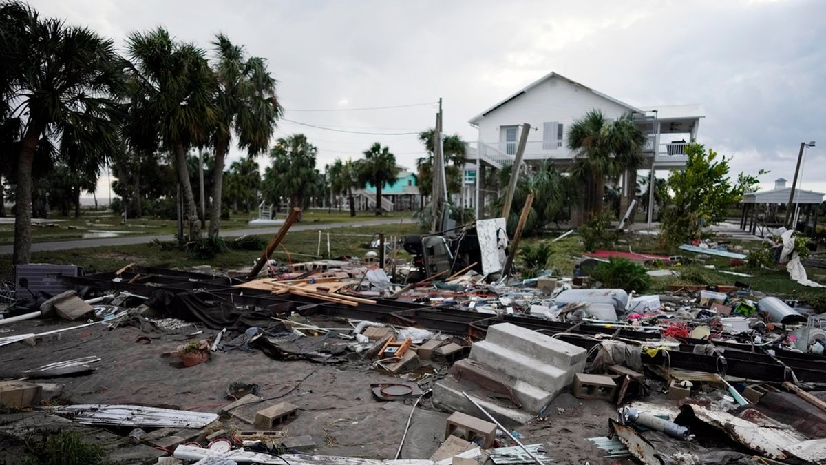 Rester av ett förstört hus i Horseshoe Beach i Florida efter orkanen Idalias framfart.