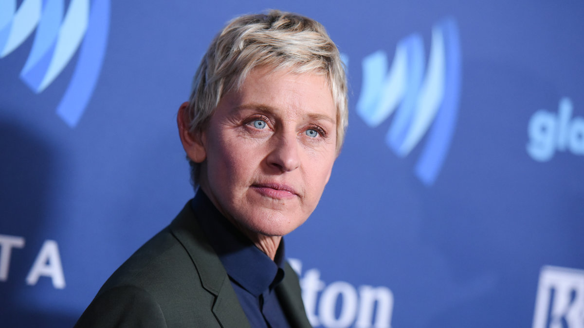 Ellen DeGeneres la då upp en bild på Twitter som föreställde henne ridandes på hans rygg. 