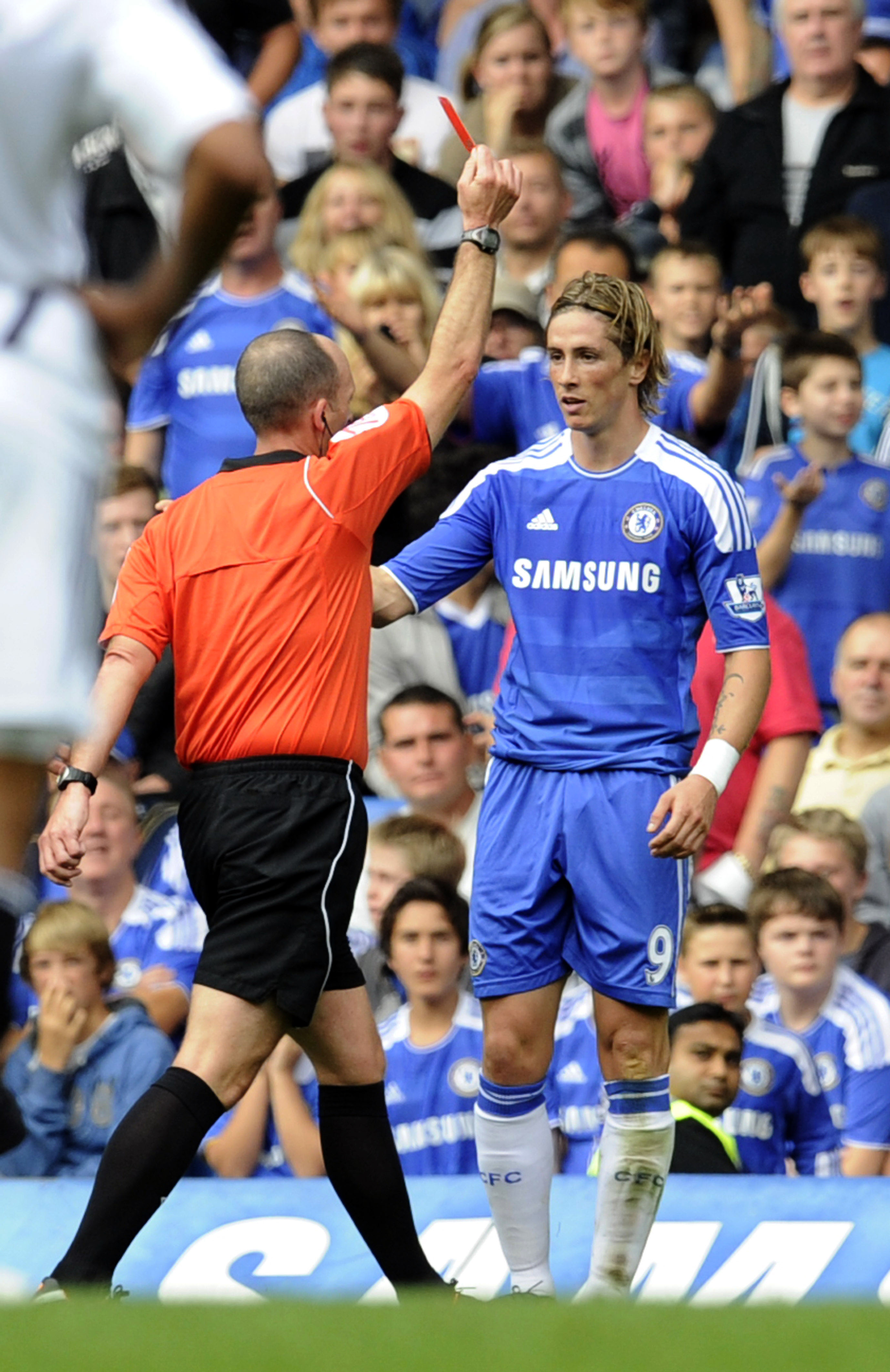 Här visas Fernando Torres ut.