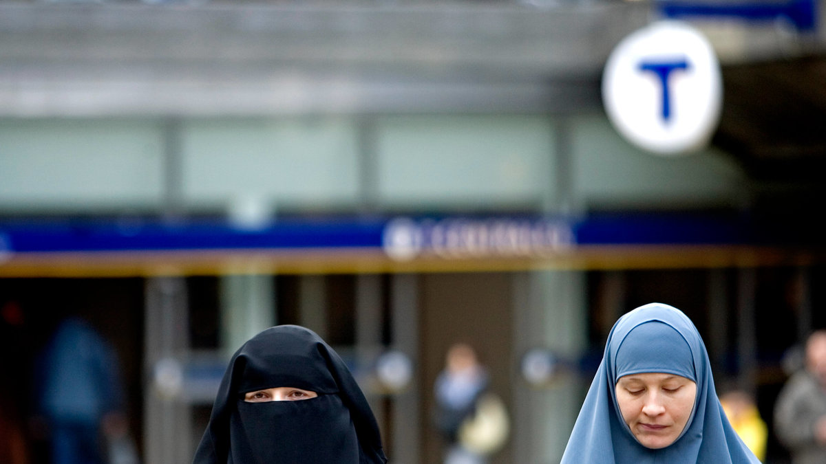 Burqa och niqab kan bli förbjudet i skolor och för offentligt anställda.