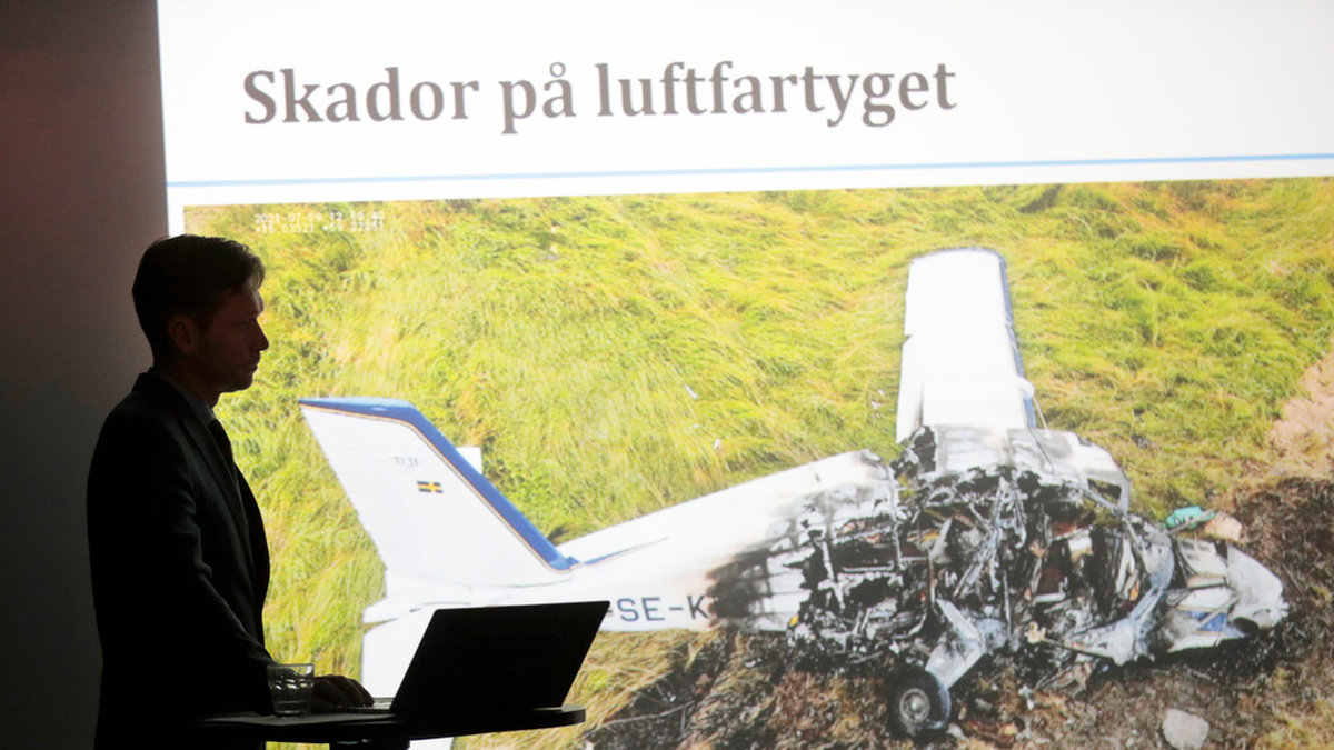 Statens haverikommission lämnade på torsdagen en statusrapport om utredningen av kraschen på Örebro flygplats förra sommaren. Nio personer miste livet.