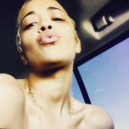 Rita Ora tar en selfie i bilen. 