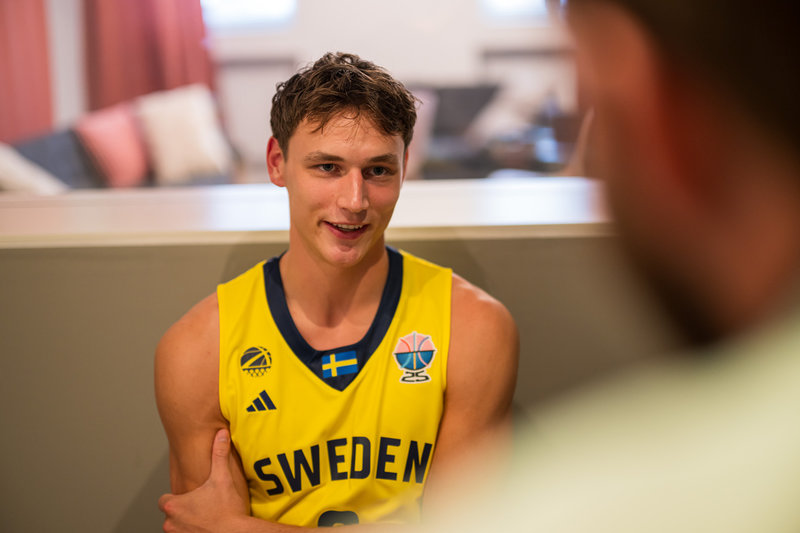Pelle Larsson får mycket uppmärksamhet.