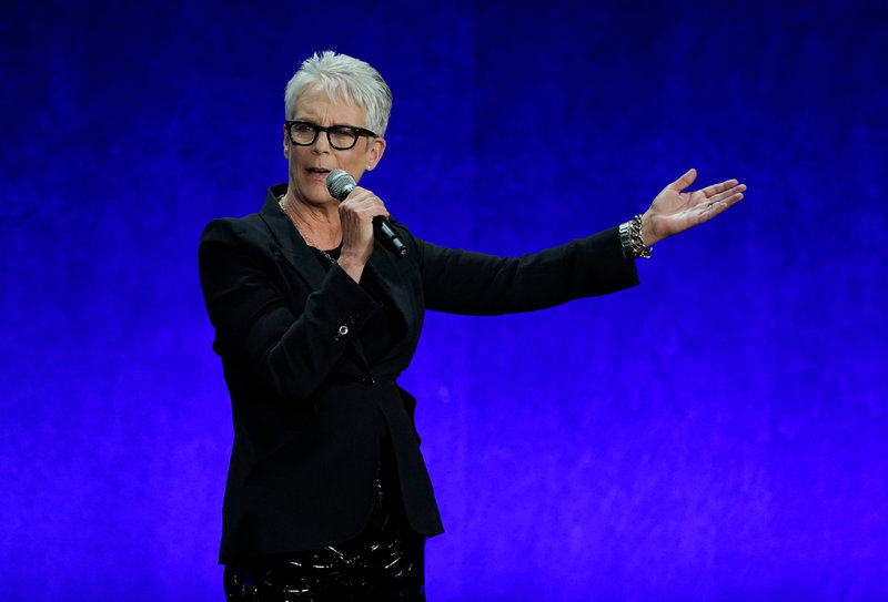 Jamie Lee Curtis pratar med fansen på Cinemacon i april i år, om 'Halloween ends'. Arkivbild.