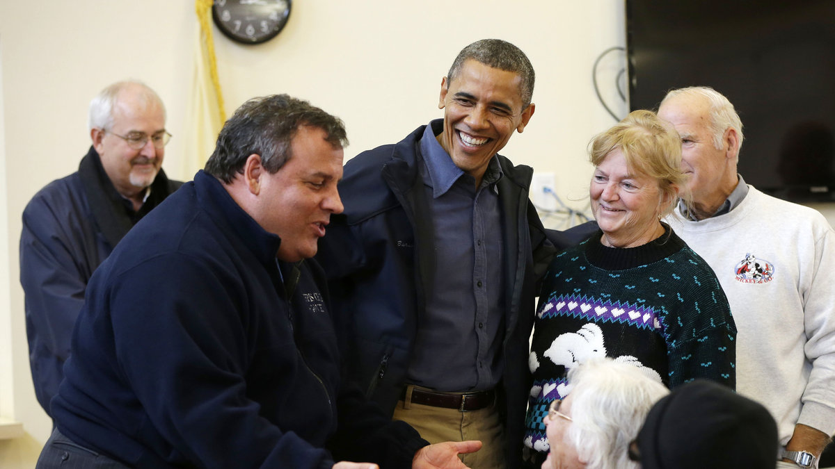 Obama tillsammans med New Jersey guvernör, Chris Christie, besöker ett hjälpcenter.