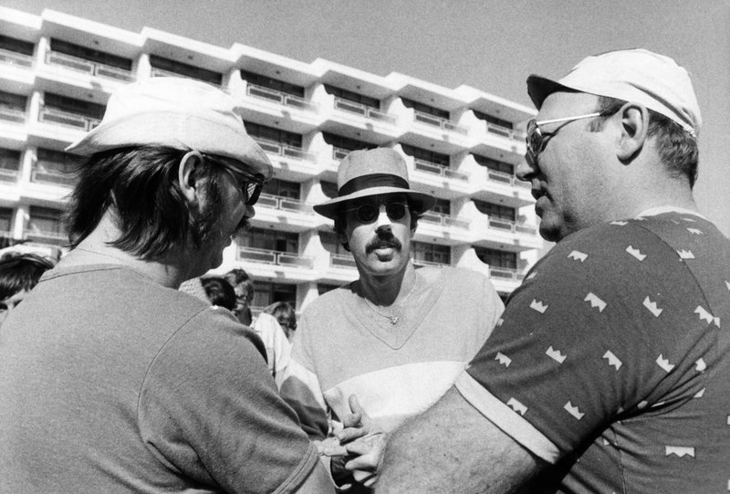 Från inspelningen av filmen 'Sällskapsresan' i San Agustin på Gran Canaria. Från vänster Sven Melander i rollen som 'Berra', Lasse Åberg och Weiron Holmberg.