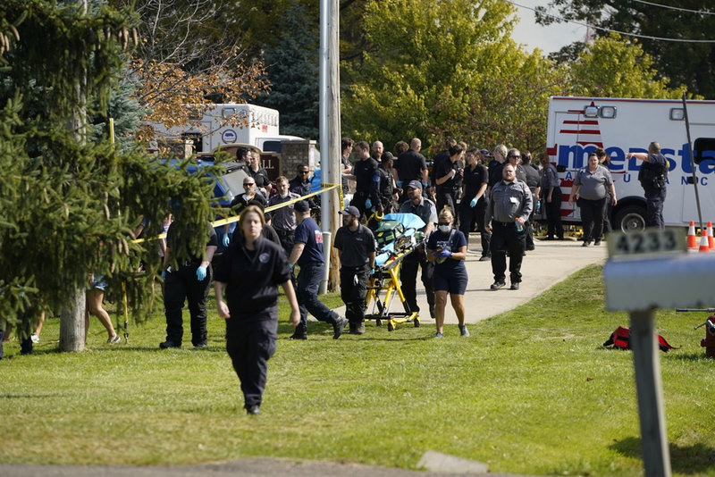 Räddningspersonal arbetar vid kyrkan.