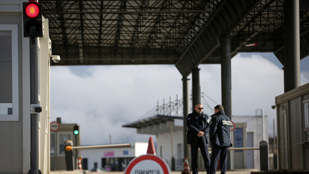 EU och USA manar till lugn efter att Kosovos polis beslutat att stänga gränsövergången vid Merdare.