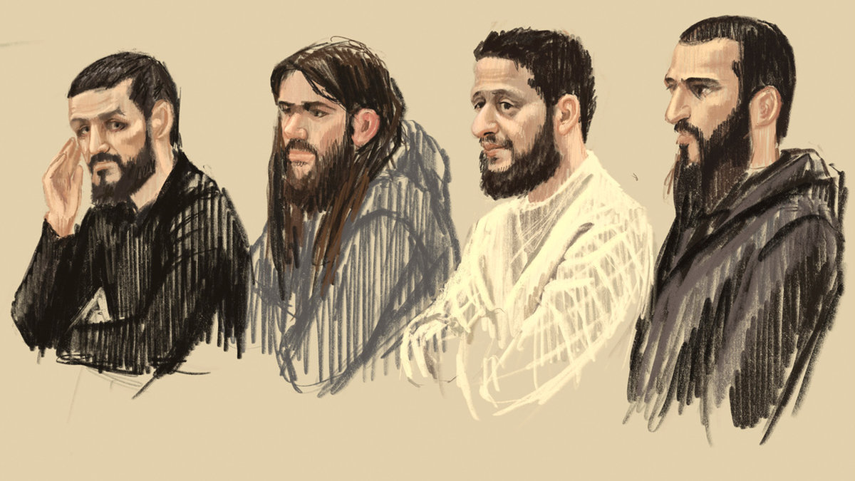 Fyra av de huvudanklagade – Mohamed Abrini, Osama Krayem, Salah Abdeslam och Sofiane Ayari – avtecknade under terrorrättegången i Bryssel. Arkivbild.