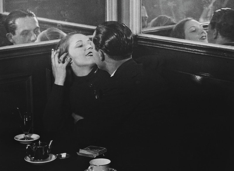 Kärlekspar på ett litet franskt café fotograferat av Brassaï.