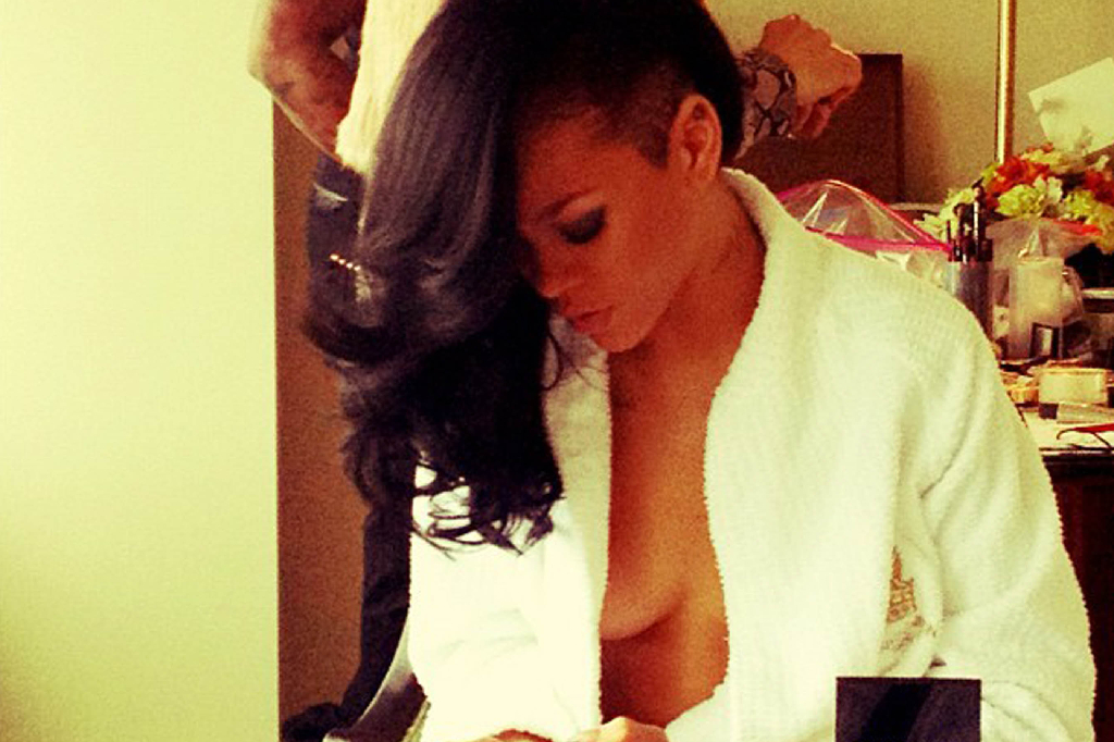 Rihanna är som vanligt vågad på twitter. Här under inspelningen av stjärnans nya musikvideo.