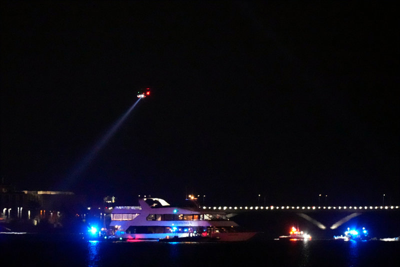 En helikopter flyger över floden Potomac som ligger utanför flygplatsen.