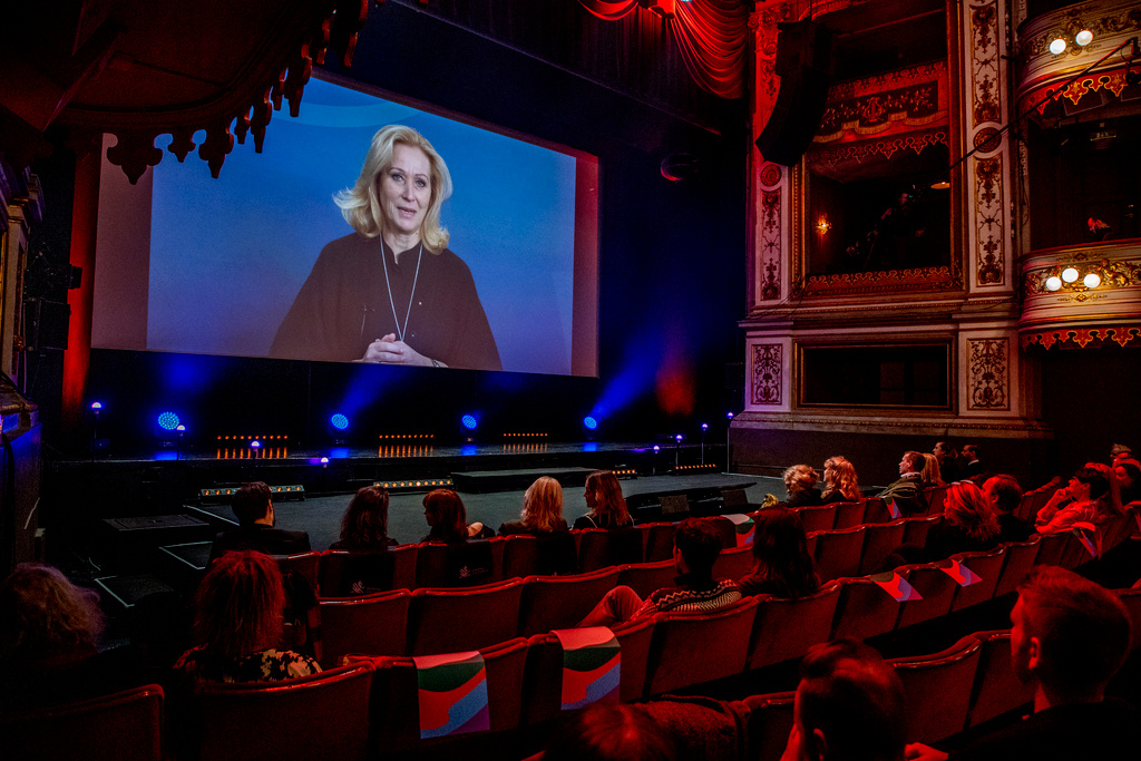 På duken förklarade kulturminister Jeanette Gustafsdotter Göteborgs filmfestival invigd .