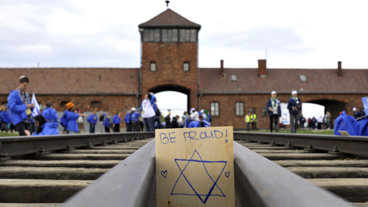Utanför koncentrationslägret Auschwitz samlas flera under minnesdagen för att hedra de som dog under Förintelsen.