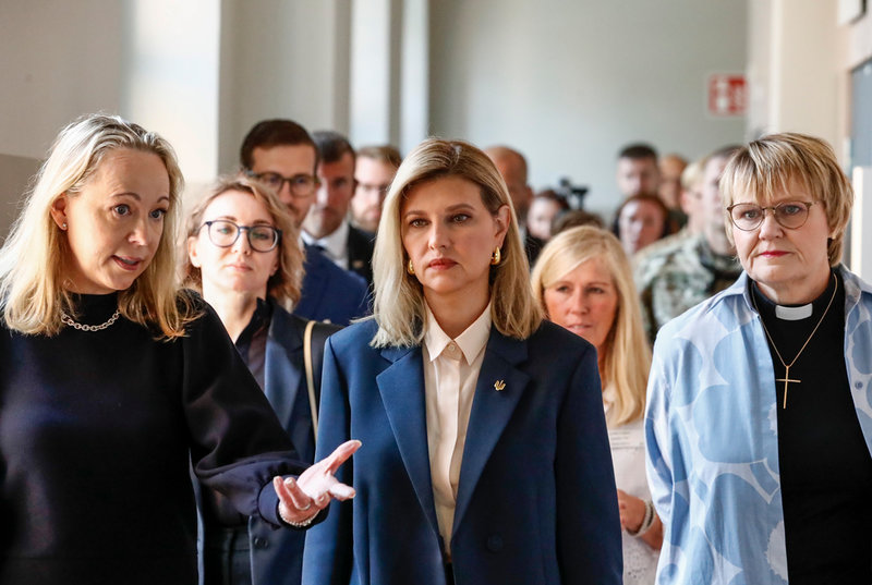 Ukrainas första dam, Olena Zelenska, besöker ett rehabcenter i Solna, där ukrainare med krigsskador får vård.