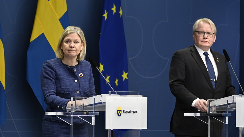 Statsminister Magdalena Andersson och försvarsminister Peter Hultqvist föreslår att försvaret stärks. Anslaget till det militära försvaret ska öka till 2 procent av BNP 'så snart det går'.